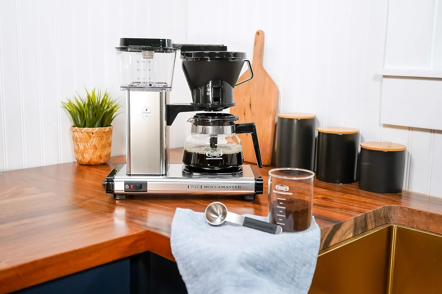 Technivorm Moccamaster KBS Coffee Brewer, 32 Oz, Polished Silver 2 Technivorm Moccamaster KBS Coffee Brewer, 32 Oz, Polished Silver - Image 2